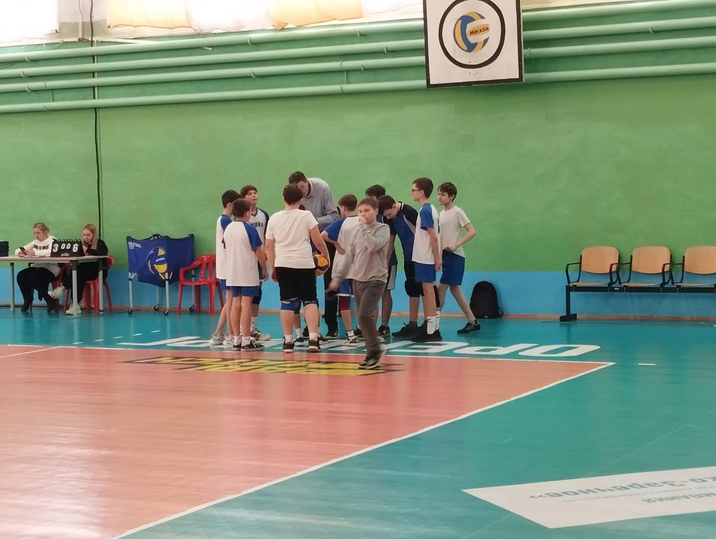 В Оренбурге проходит первенство города по волейболу среди юношей