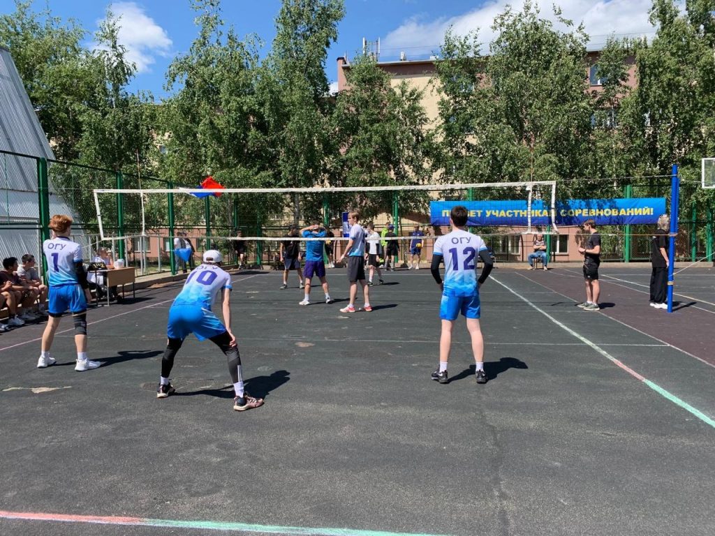 Парковый волейбол в Оренбурге «ПАМЯТИ ГЕРОЕВ ВОЙНЫ».