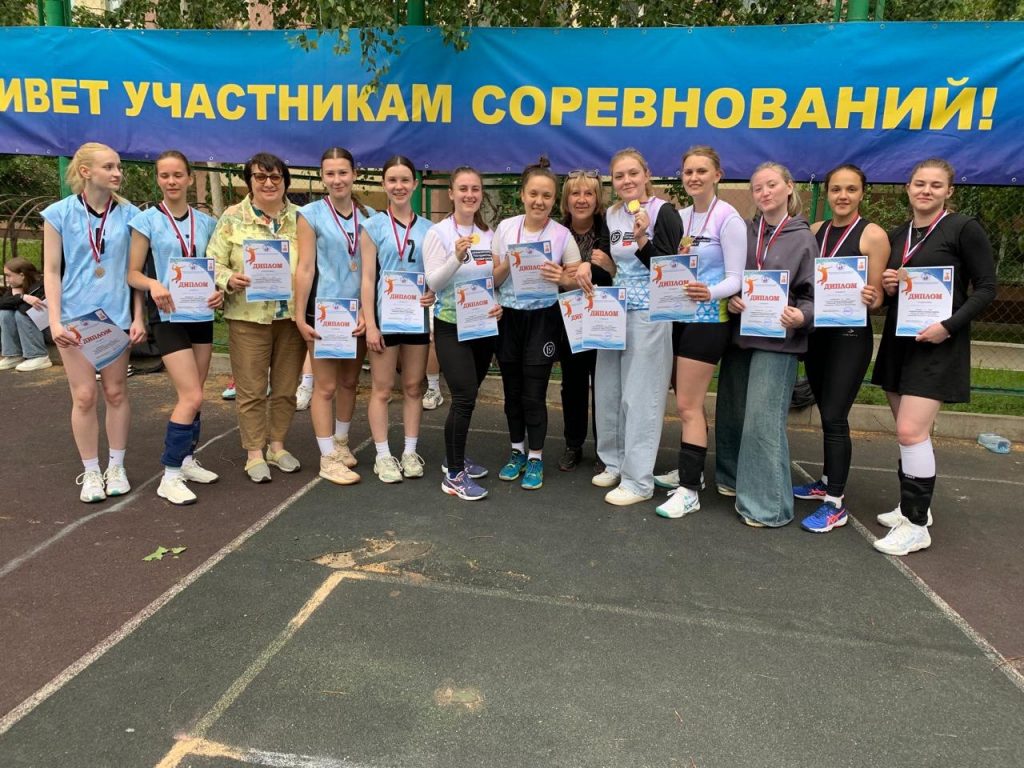 Парковый волейбол в Оренбурге «ПАМЯТИ ГЕРОЕВ ВОЙНЫ».