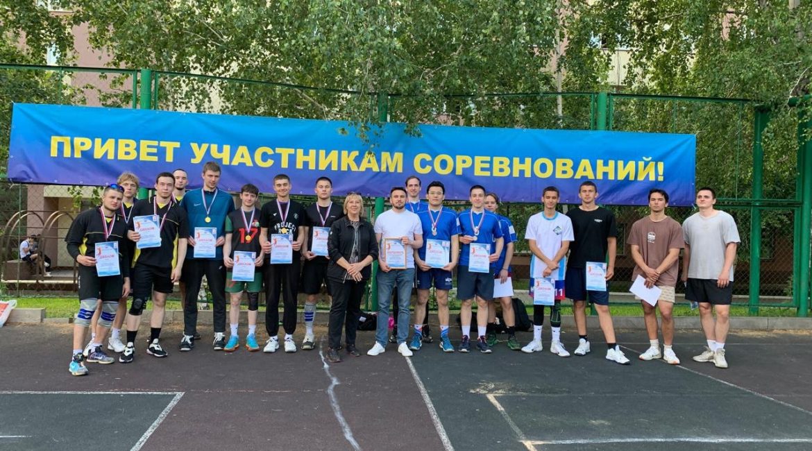 Парковый волейбол в Оренбурге «ПАМЯТИ ГЕРОЕВ ВОЙНЫ».