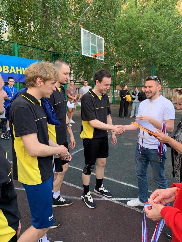 Парковый волейбол в Оренбурге «ПАМЯТИ ГЕРОЕВ ВОЙНЫ».