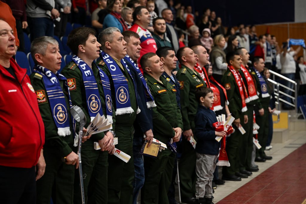 Команда по волейболу сидя поддержала профессиональных волейболистов в 20 туре Чемпионата России