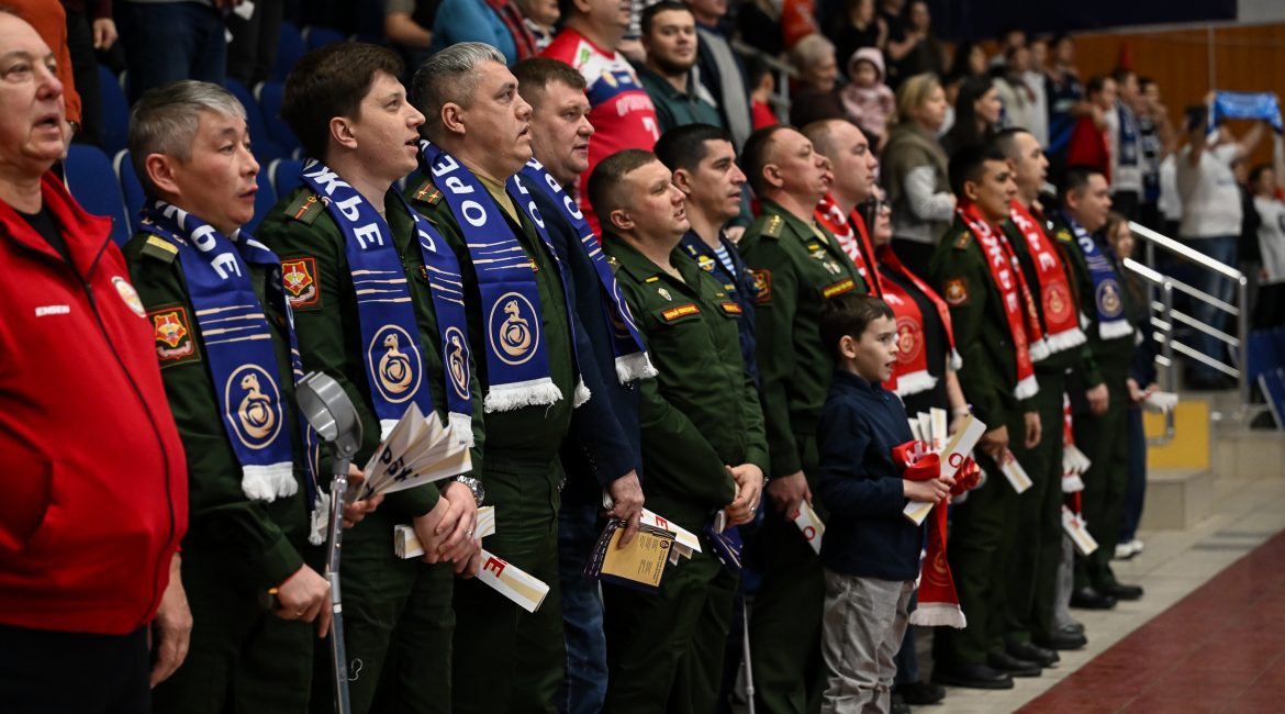 Команда по волейболу сидя поддержала профессиональных волейболистов в 20 туре Чемпионата России