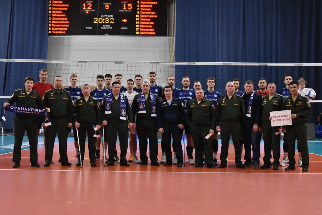 Команда по волейболу сидя поддержала профессиональных волейболистов в 20 туре Чемпионата России