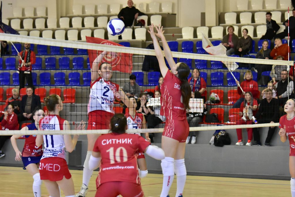 Волейболистки команды «Оренбуржье» провели матчи 5 тура Первой лиги среди женских команд в г. Оренбурге. Матчи прошли 5-6 февраля 2026г. на базе спортивного комплекса «Училища Олимпийского резерва». На тур в Оренбург приехал лидер группы Приволжье –команда «Искра-2» из г. Самара.