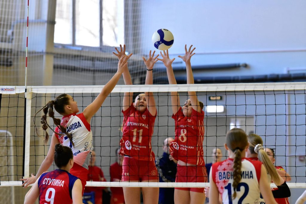 Волейболистки команды «Оренбуржье» провели матчи 5 тура Первой лиги среди женских команд в г. Оренбурге. Матчи прошли 5-6 февраля 2026г. на базе спортивного комплекса «Училища Олимпийского резерва». На тур в Оренбург приехал лидер группы Приволжье –команда «Искра-2» из г. Самара.