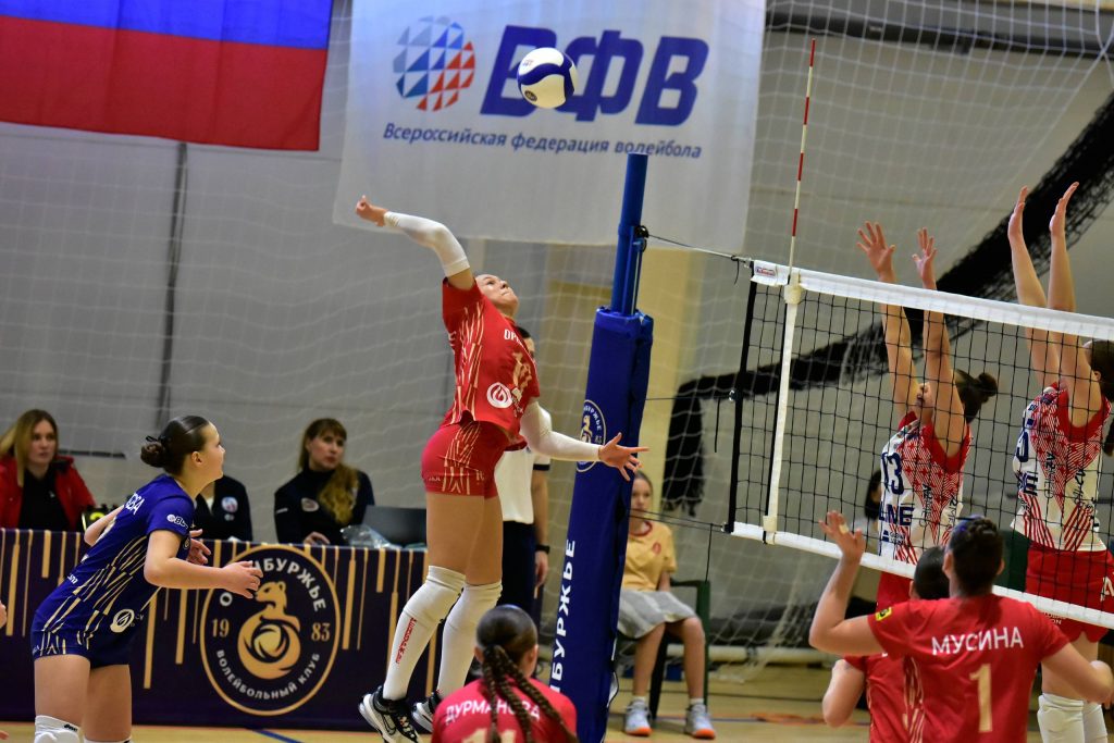 Волейболистки команды «Оренбуржье» провели матчи 5 тура Первой лиги среди женских команд в г. Оренбурге. Матчи прошли 5-6 февраля 2026г. на базе спортивного комплекса «Училища Олимпийского резерва». На тур в Оренбург приехал лидер группы Приволжье –команда «Искра-2» из г. Самара.