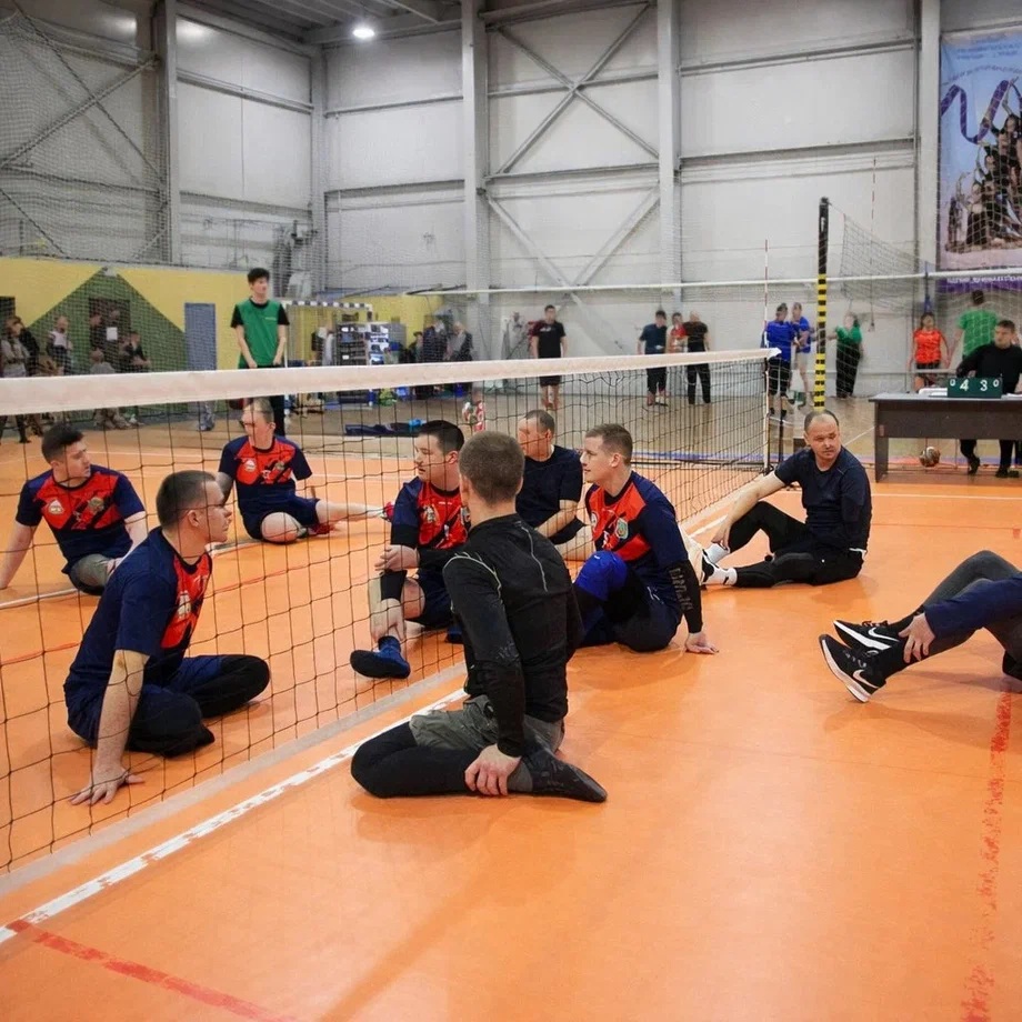Сила духа и воля к победе: в Оренбурге впервые прошёл турнир по волейболу сидя, посвящённый Дню защитника Отечества.