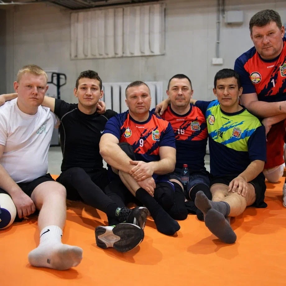 Сила духа и воля к победе: в Оренбурге впервые прошёл турнир по волейболу сидя, посвящённый Дню защитника Отечества.
