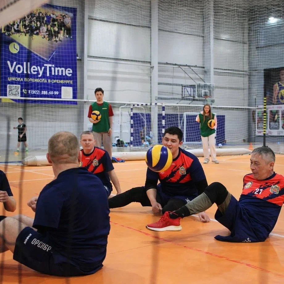 Сила духа и воля к победе: в Оренбурге впервые прошёл турнир по волейболу сидя, посвящённый Дню защитника Отечества.
