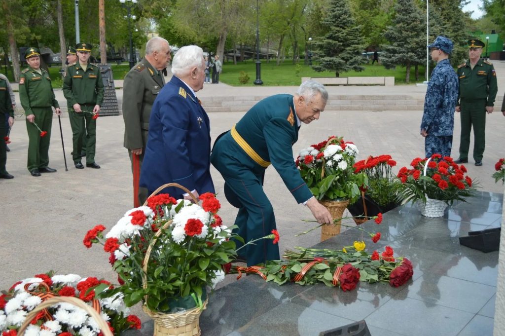Председатель Совета ветеранов волейбола Владимир Шишкин почтил память героев Великой Отечественной войны.