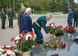 Председатель Совета ветеранов волейбола Владимир Шишкин почтил память героев Великой Отечественной войны.