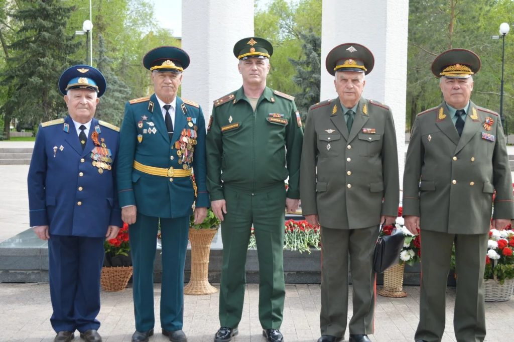 Председатель Совета ветеранов волейбола Владимир Шишкин почтил память героев Великой Отечественной войны.