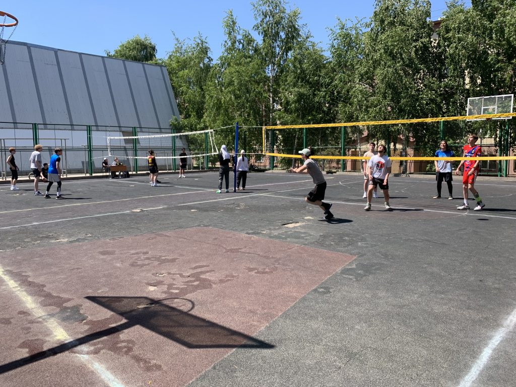 В ОГУ прошёл турнир по парковому волейболу "Памяти героев войны"