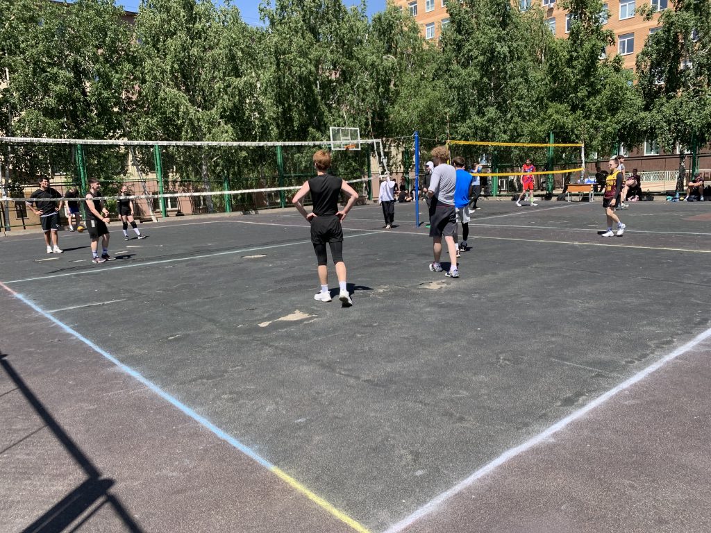 В ОГУ прошёл турнир по парковому волейболу "Памяти героев войны"